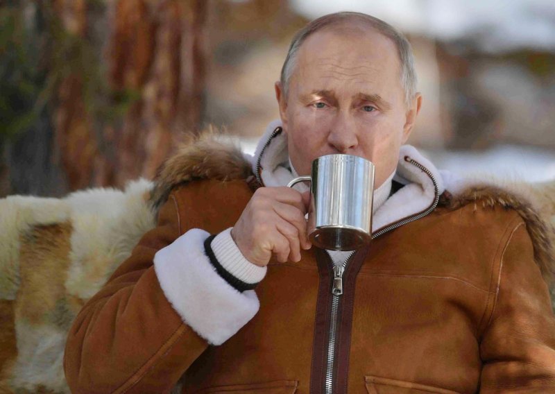 Putin najavio da će se cijepiti u utorak, ali nije rekao kojim cjepivom