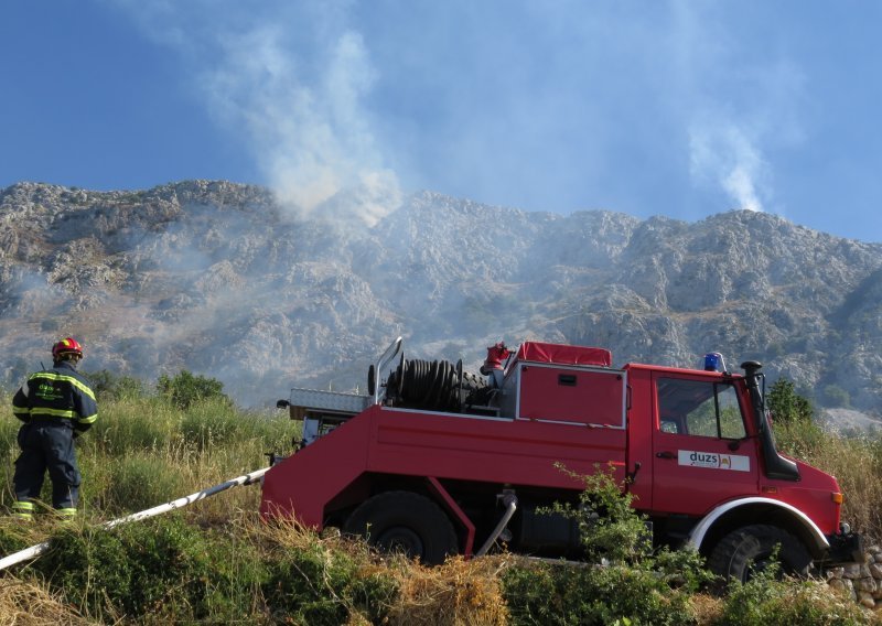 Buknuo požar u selu Marušići kod Omiša, mještani su u strahu za kuće