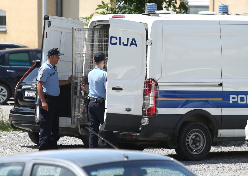 Muškarac kod Opatije prijetio paru, dan kasnije im je oštetio automobile, ukrao im je i zapalio još jedan, a trećoj osobi je mjesecima prijetio