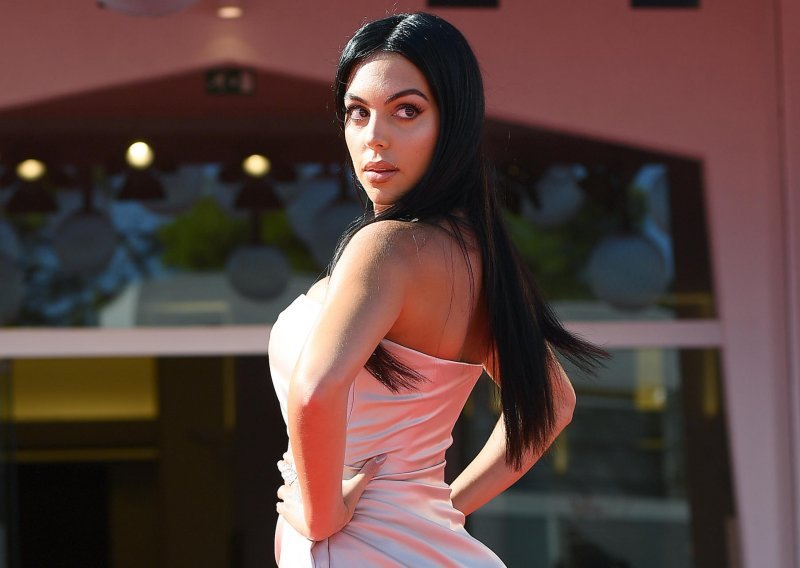 Georgina Rodriguez ponovno se hvali: Svoju novu Birkinicu 'prošetala' je Parizom, gdje je stigla privatnim avionom