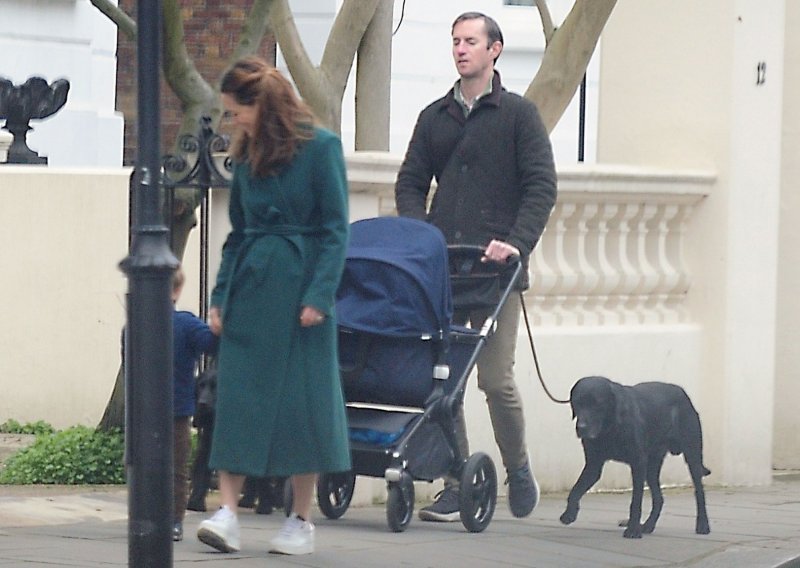 Tjedan dana nakon poroda Pippa Middleton u šetnji s obitelji