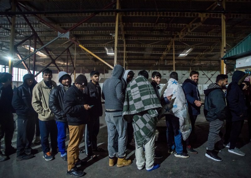 Policija evakuira migrante iz Bihaća, žele ih sve smjestiti u udaljeni kamp