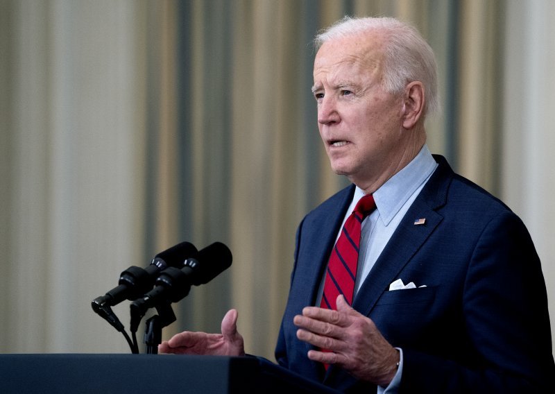 Zastave na Bijeloj kući na pola koplja, Biden pozvao na strožu kontrolu oružja