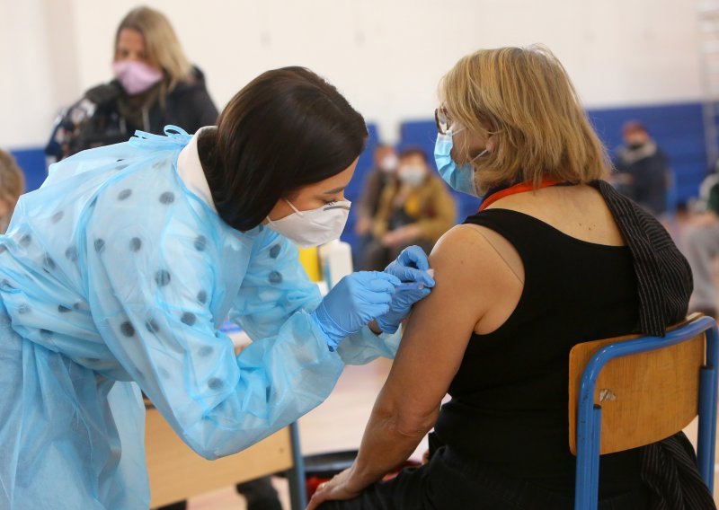 Zašto se sada već cijepe mlađi ljudi dok neki stariji još nisu primili svoju dozu? Stižu nova pravila