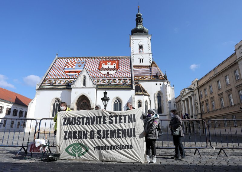 [FOTO/VIDEO] Zastupnike dočekali prosvjednici: Zaustavite štetni zakon o sjemenu