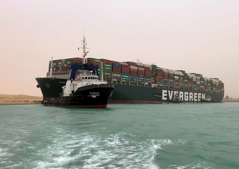 [VIDEO] Odsukavanje divovskog broda u Suezu moglo bi trajati dva dana, analitičari se boje što će to značiti za svjetsku trgovinu