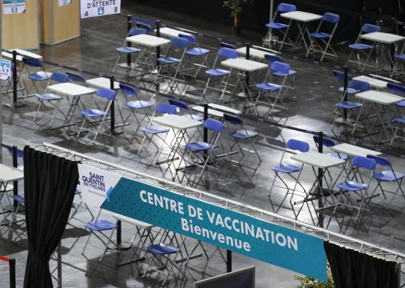 Pariz: Obavezno cijepljenje ne bi bio najučinkovitiji način borbe protiv covida