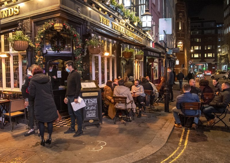 Britancima će za odlazak u pub na pivo možda biti potrebna covid-putovnica