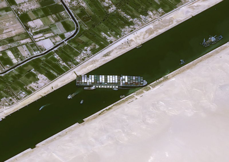 Grdosija zaglavljena u Sueskom kanalu već četvrti dan ne miče se ni metar: Odsukavanje ide sporo, razmišlja se o podizanju kontejnera helikopterima, a japanskom vlasniku je - žao
