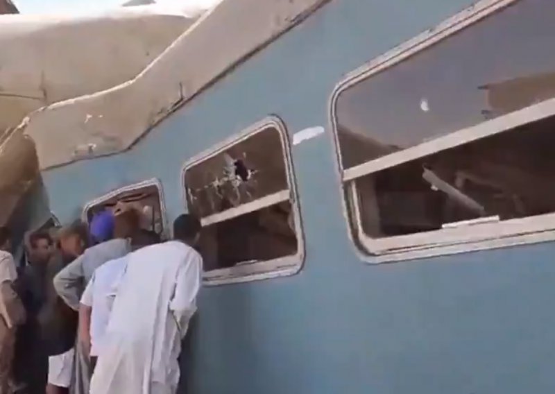 Stravičan sudar vlakova u Egiptu; 32 osobe poginule, 84 ozlijeđene
