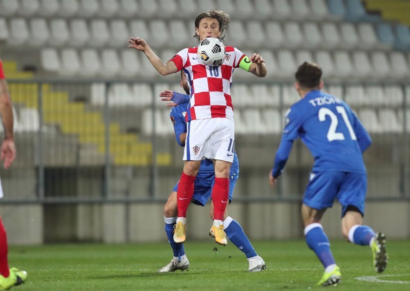 Luka Modrić objasnio dokle misli igrati za Hrvatsku, odgovorio je na kritike, a zna i igrača koji može nadmašiti njegov rekord