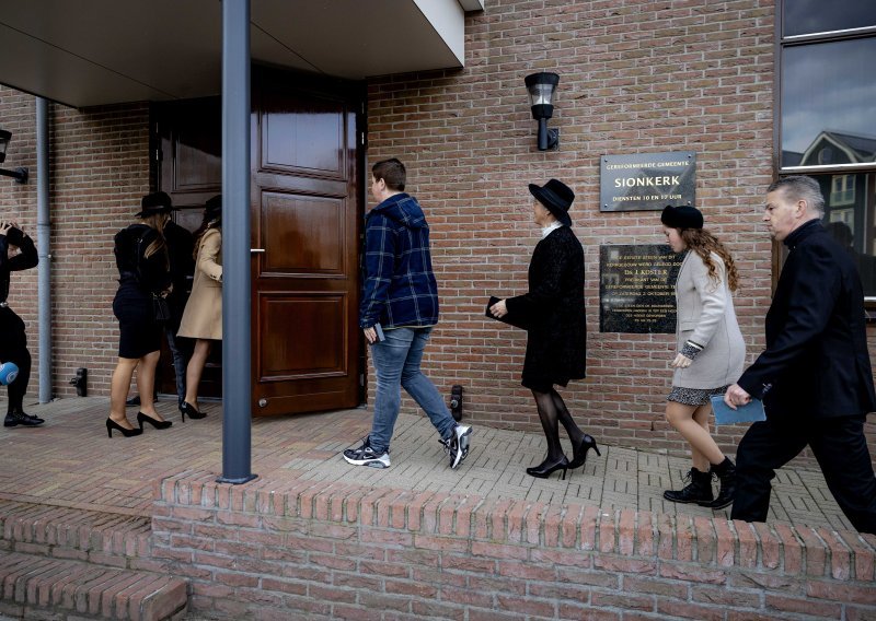 Vjernici napali novinare ispred crkvi u Nizozemskoj