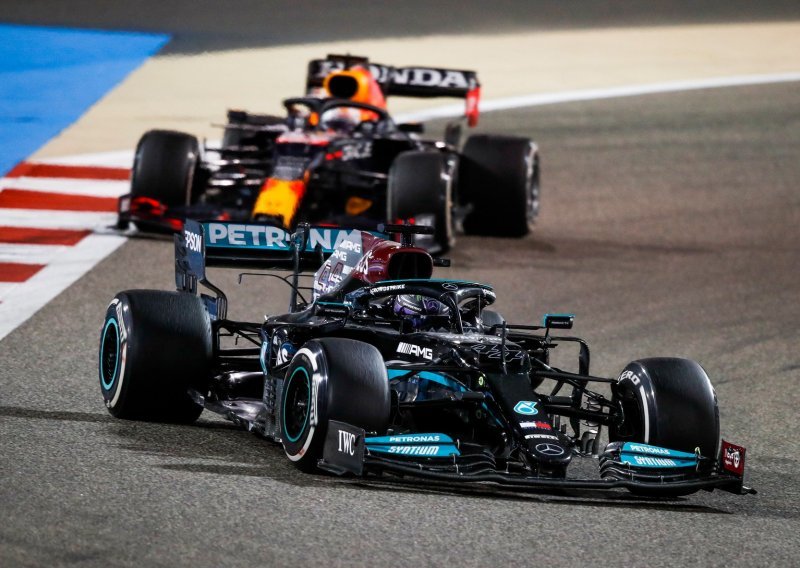 [FOTO] Lewis Hamilton slavio u pustinjskoj utrci na kojoj je debitirao Mick Schumacher