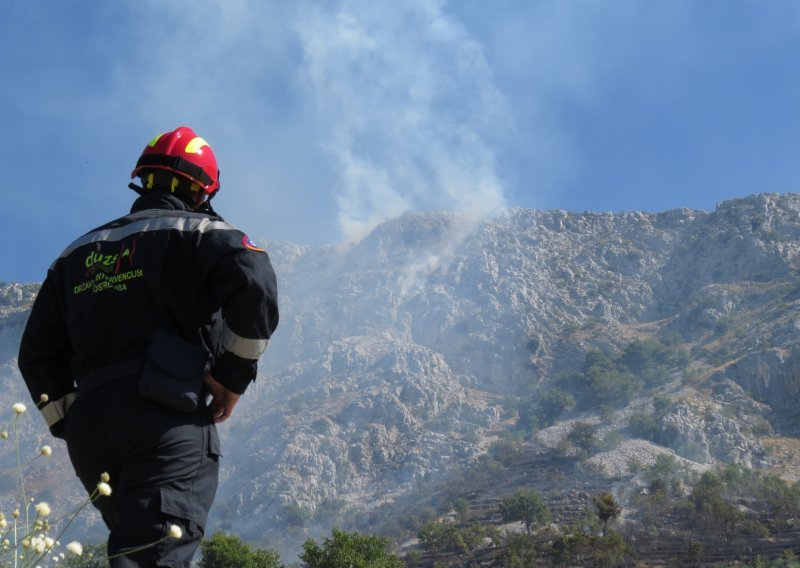 Požar buknuo iznad Omiša; lokaliziralo ga 30 vatrogasaca koji su ostali dežurati na požarištu