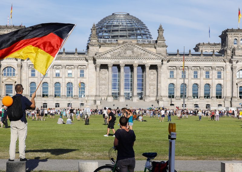 Stotine ljudi prosvjeduju u Njemačkoj, traže strože mjere protiv covida