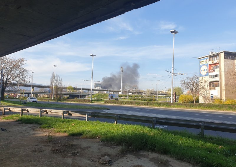 [VIDEO/FOTO] Lokaliziran požar u Zagrebu, zapalio se kontejner, vatra se proširila na obližnju baraku