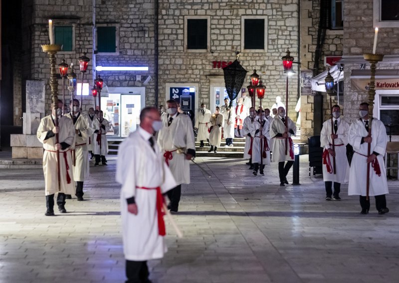 [FOTO/VIDEO] Pogledajte kako je ove godine izgledala procesija 'Za križen'