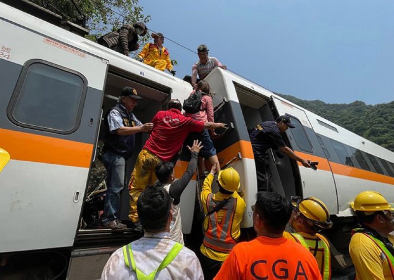 Stravična nesreća na Tajvanu, vlak izletio iz tračnica u tunelu, udario u kamion, najmanje 36 ljudi poginulo