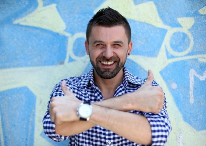 Amel Ćurić potpisao svoj prvi diskografski ugovor