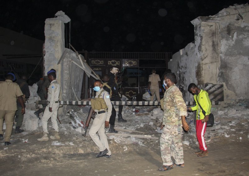 Deseci ubijeni u islamističkim napadima na dvije vojne baze u Somaliji