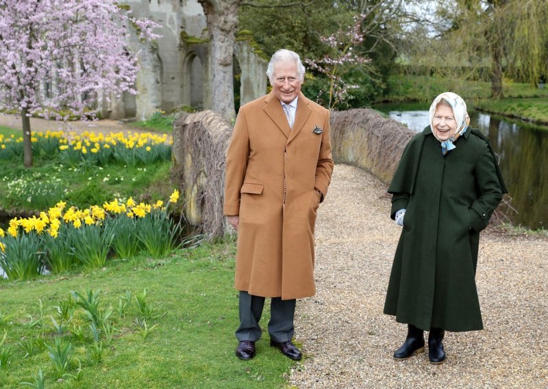 Problemima usprkos: Nasmiješena kraljica Elizabeta i princ Charles uživali u blagdanskoj šetnji
