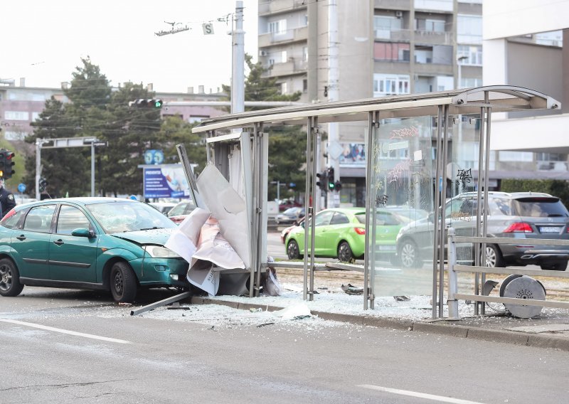 Autom se zabio u tramvajsku stanicu u Zagrebu