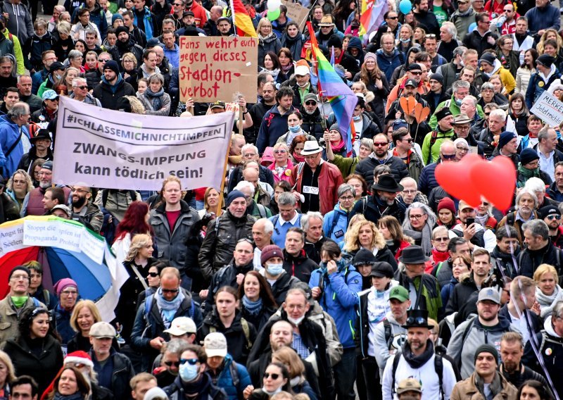 [FOTO] U Stuttgartu se okupilo više od 10.000 prosvjednika protiv koronamjera; nisu nosili maske, nema fizičke distance, policija nije intervenirala