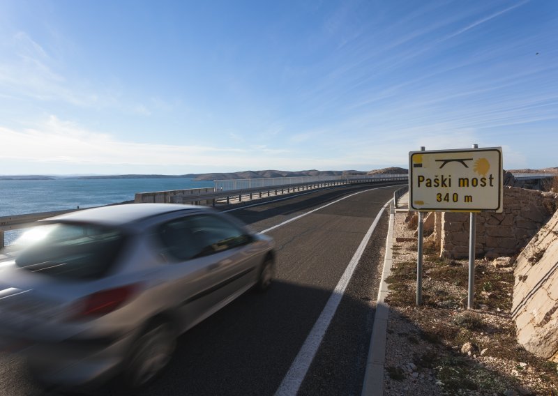 Zbog jakog vjetra Paški most otvoren samo za osobne automobile, u prekidu katamaranska linija Mali Lošinj-Rijeka