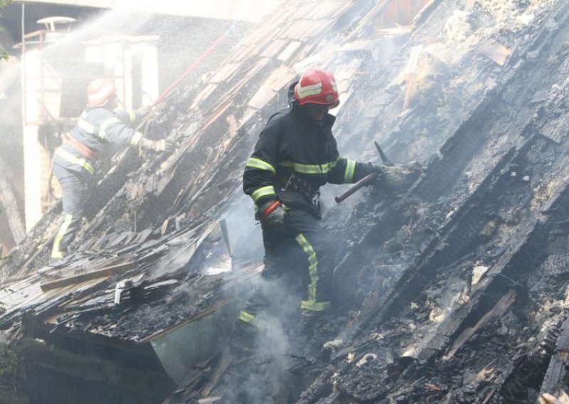 Neugašeni žar preko ventilacije zapalio Ličku kuću