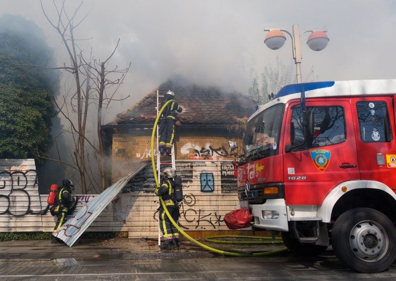 [FOTO] Zapalila se napuštena baraka u Zagrebu, ozlijeđena dva vatrogasca