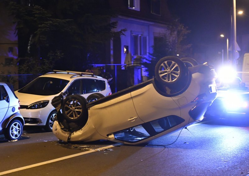 [FOTO] Vozačica se pod utjecajem alkohola zabila u parkirana vozila, pa se njen auto prevrnuo na krov