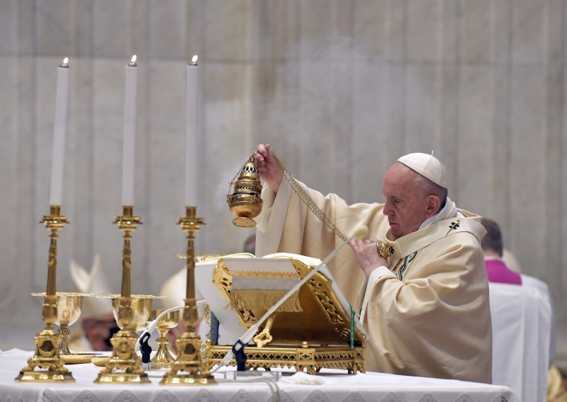 [FOTO] Papa Franjo vodio uskrsnu misu uz ograničenja; bilo samo 200 vjernika