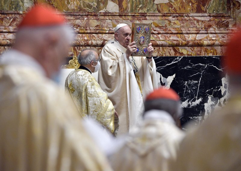 Papa posvetio uskrsnu molitvu starijima i bolesnima