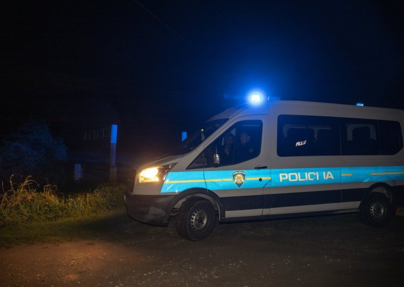 Drama kod Sinja: Policija upala na tulum s 300 ljudi koji su ih zasuli bocama