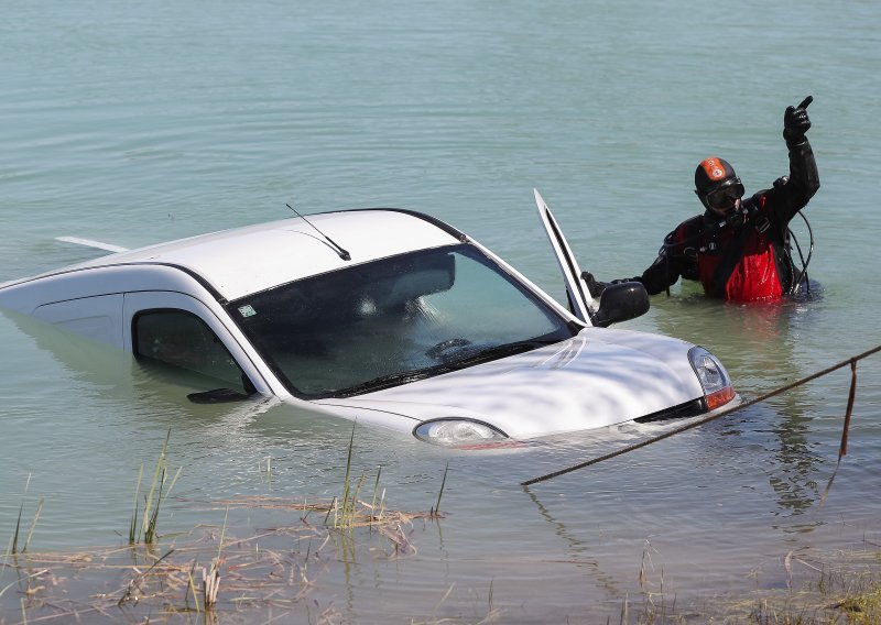 [VIDEO/FOTO] Auto završio u jezeru, izvlačili ga vatrogasci