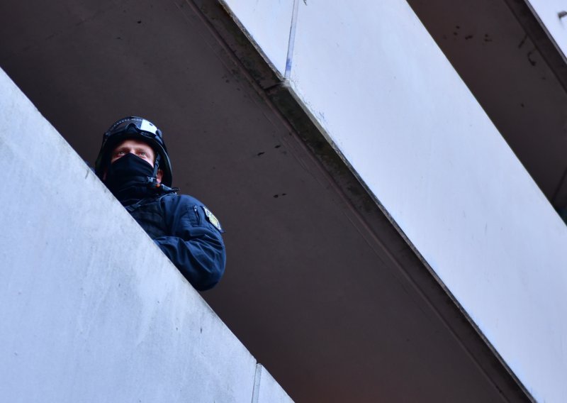 Mladić u Njemačkoj pao s balkona bježeći od covid provjere