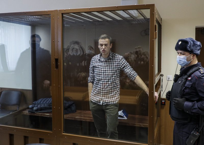 Navaljni je jako slab, teško sjedi i govori, život mu je na kocki
