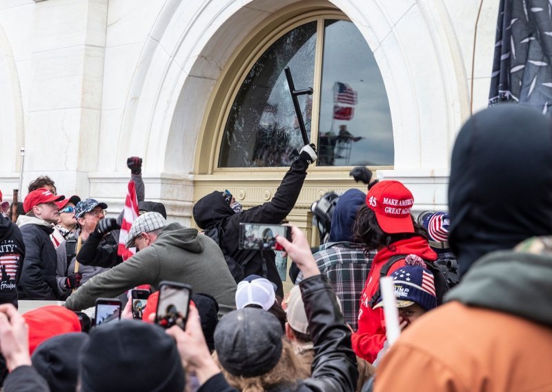 Samoubojstvo počinila četiri policajca koji su čuvali Capitol Hill na dan napada