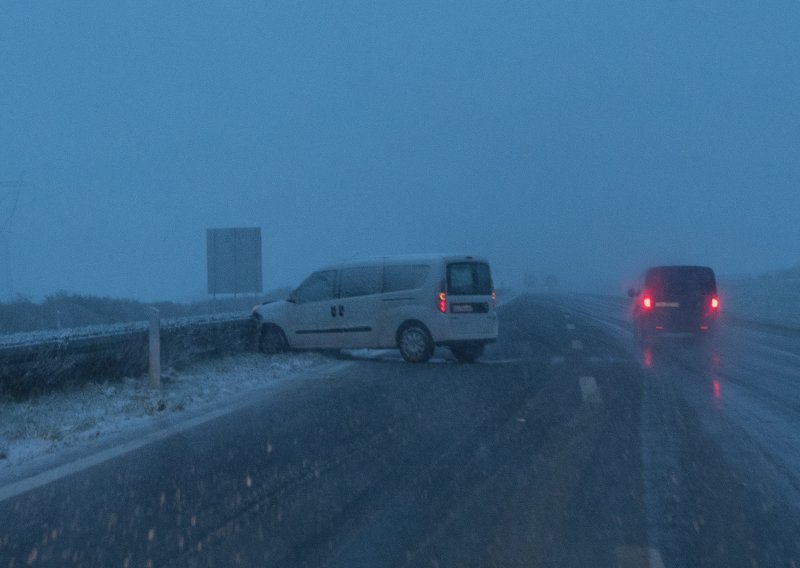 [FOTO] Niz sudara na autocestama i zagrebačkoj obilaznici; HAK upozorava: Ne krećite na put bez zimske opreme