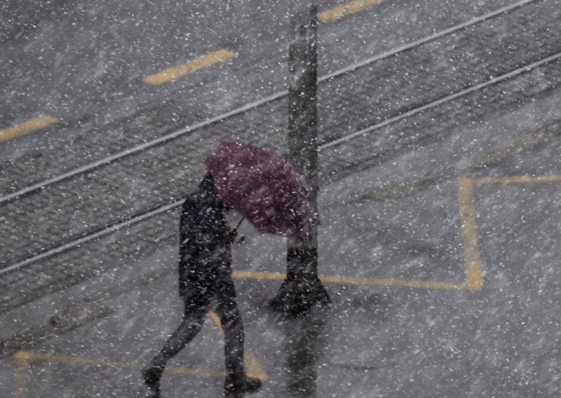 [FOTO/VIDEO] Snijeg zabijelio unutrašnjost, temperatura osjetno pala; u Zagrebu stablo palo na parkiralište