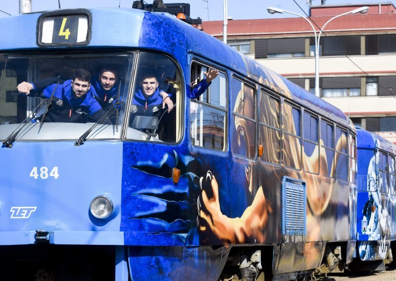 [FOTO] Uoči još jedne povijesne Dinamove utakmice nova atrakcija na zagrebačkim ulicama