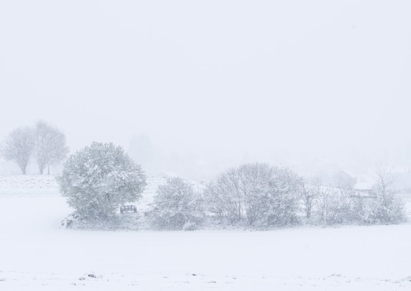 [FOTO] Snijeg zabijelio zemlju u travnju. Pogledajte prizore iz Lovrana, Čakovca, Like...