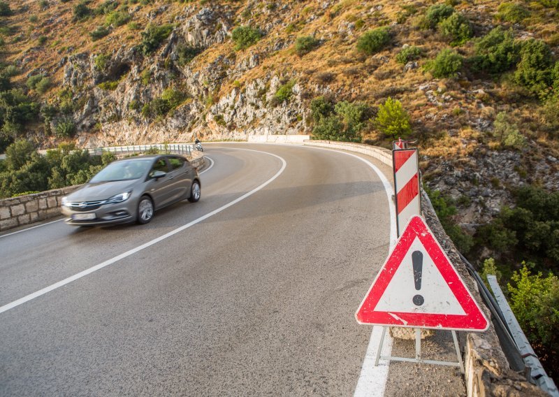 Na Krku automobil sletio u provaliju, poginule dvije osobe