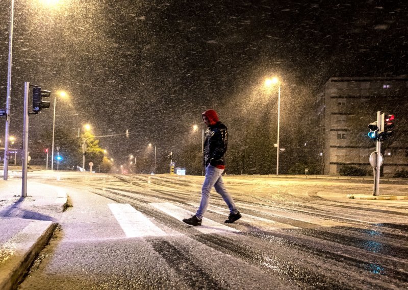 [FOTO] Zabijelio se i Split, trenutno nema slobodnog cestovnog pravca iz smjera Dalmacije prema unutrašnjosti i obratno