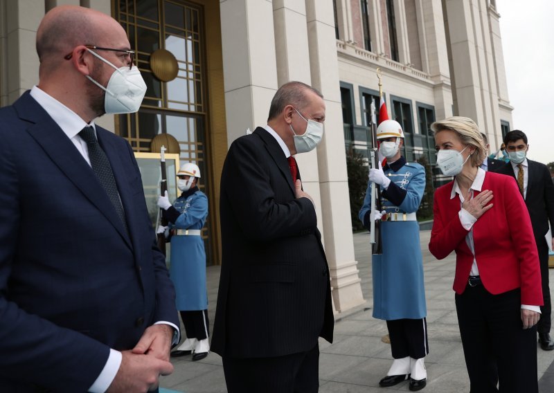 [VIDEO] Protokolarni incident: Ursula von der Leyen tretirana kao nižerangirana u odnosu na Charlesa Michela