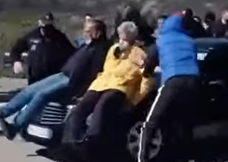 [VIDEO] Vladin auto s premijerovom kćeri uletio među prosvjednike u Crnoj Gori, za dlaku izbjegnuta tragedija