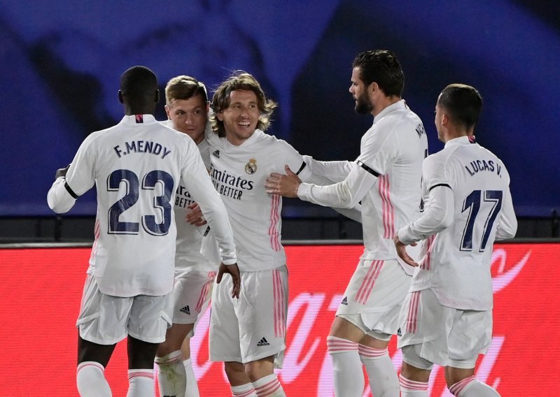 [FOTO] Real Madrid i Luka Modrić u El Clasicu srušili najvećeg rivala Barcelonu te ga preskočili na ljestvici; gužva na vrhu La Lige