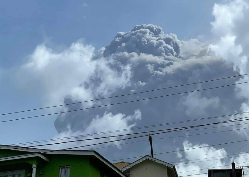 [FOTO] Otok Sveti Vincent prekriven pepelom nakon erupcije vulkana