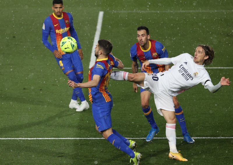 Kako je samo Luka Modrić spustio Gerardu Piqueu; evo što mu je hrvatski kapetan dobacio kod rukovanja da je Barcin stoper pozelenio od bijesa