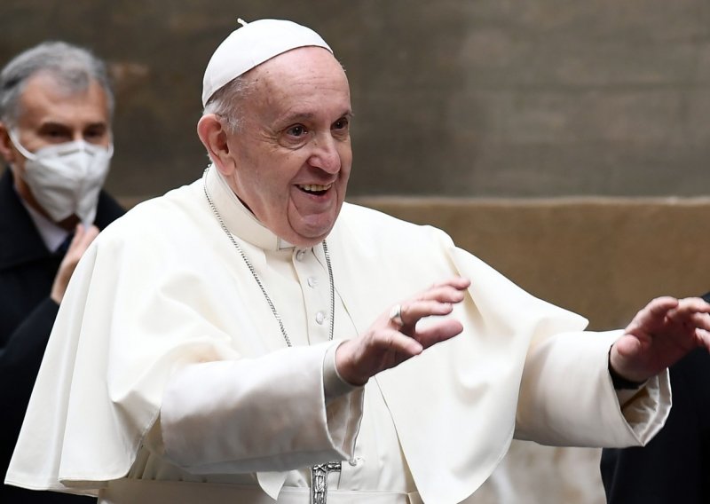 Cijepljeni papa Franjo s mnogima bio u bliskom kontaktu nakon mise u Italiji